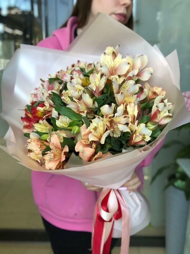 Букет альстромерий микс, артикул F1406550 - 6300 рублей, доставка по городу. Flawery - доставка цветов