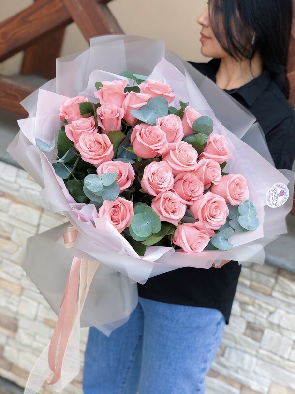 Букет роз с зеленью, артикул F1406570 - 11000 рублей, доставка по городу. Flawery - доставка цветов