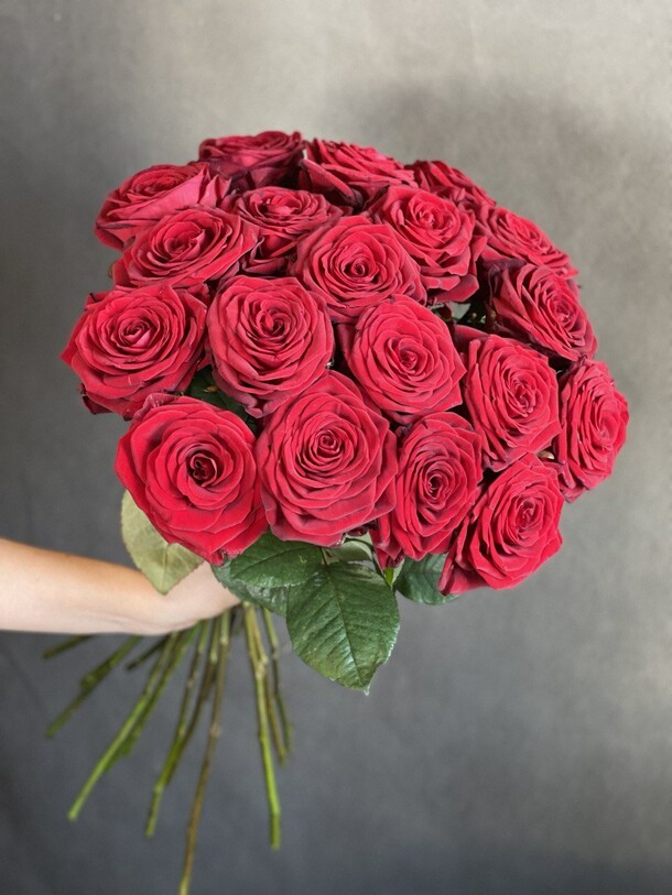 19 красных роз, артикул F1310141 - 9350 рублей, доставка по городу. Flawery - доставка цветов