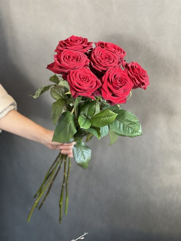 Букет из 7 красных роз, артикул F1310159 - 3450 рублей, доставка по городу. Flawery - доставка цветов