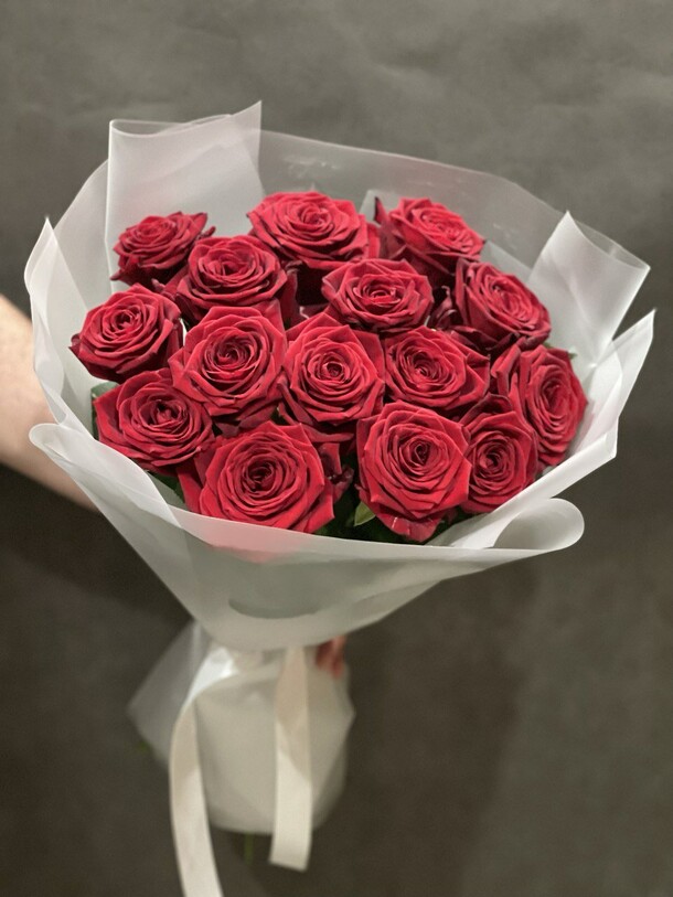 Букет из 15 красных роз, артикул F1310234 - 7702 рублей, доставка по городу. Flawery - доставка цветов