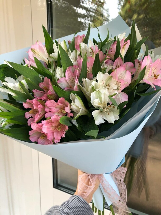 Букет с альстромерией, артикул F1314534 - 4700 рублей, доставка по городу. Flawery - доставка цветов