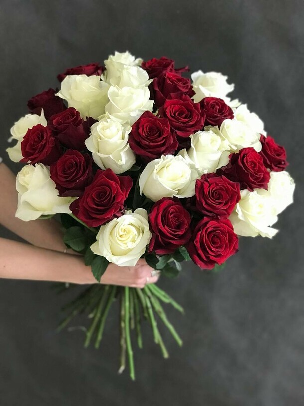 25 роз красных и белых роз, артикул F1328333 - 16500 рублей, доставка по городу. Flawery - доставка цветов