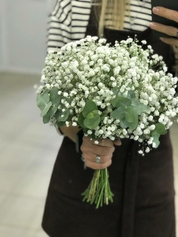 Букет из нипсофилы и эвкалипта, артикул F1332329 - 6500 рублей, доставка по городу. Flawery - доставка цветов