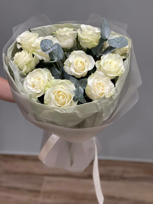 Моно букет белых роз с эвкалиптом, артикул F1338197 - 7400 рублей, доставка по городу. Flawery - доставка цветов
