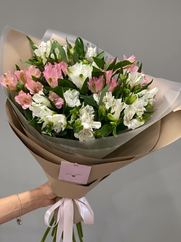 Букет из 11 альстромерий, артикул F1342568 - 5750 рублей, доставка по городу. Flawery - доставка цветов