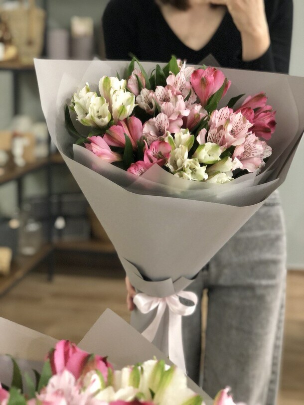 Букет 7 альстромерий, артикул F1349236 - 3750 рублей, доставка по городу. Flawery - доставка цветов