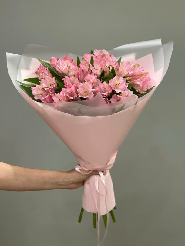 Букет 7 альстромерий, артикул F1349896 - 3800 рублей, доставка по городу. Flawery - доставка цветов