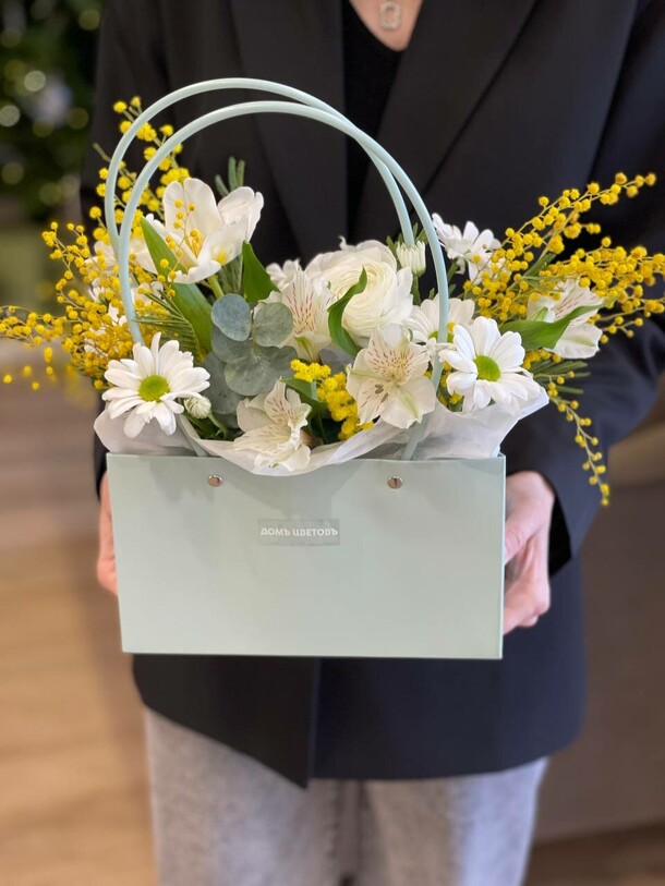 Сумочка с цветами, артикул F1368658 - 2849 рублей, доставка по городу. Flawery - доставка цветов
