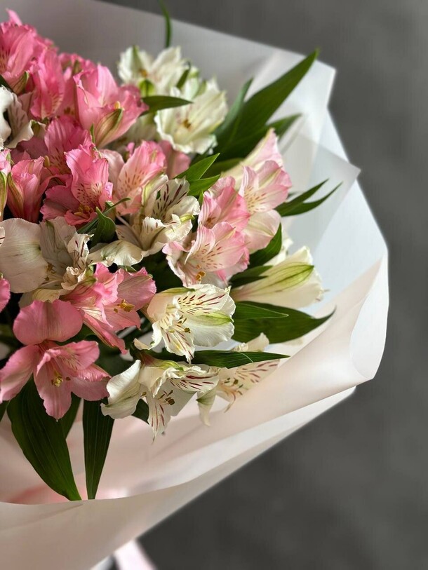 Букет 9 альстромерий, артикул F1382407 - 4800 рублей, доставка по городу. Flawery - доставка цветов