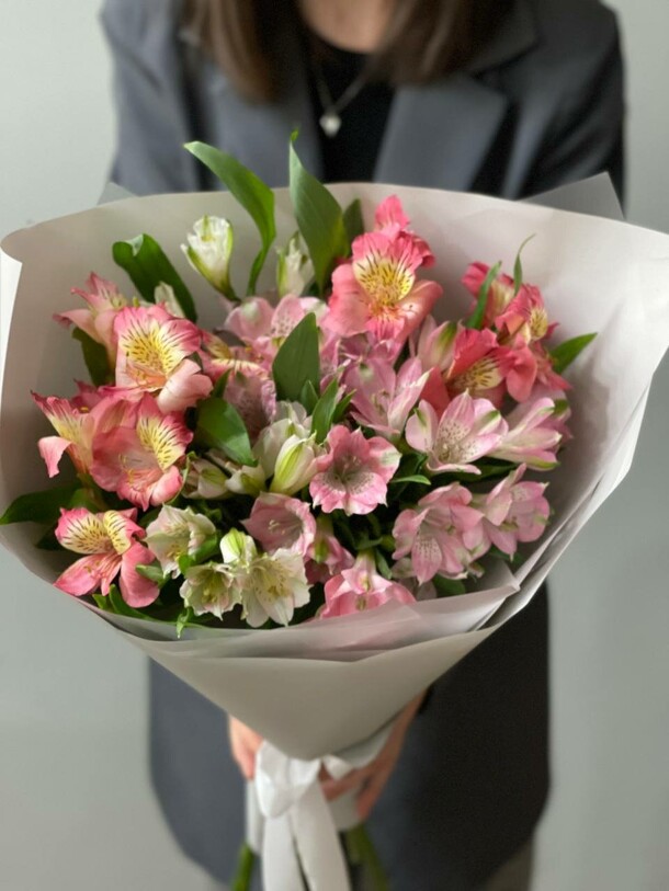 Букет из 7 альстромерий, артикул F1383053 - 3800 рублей, доставка по городу. Flawery - доставка цветов