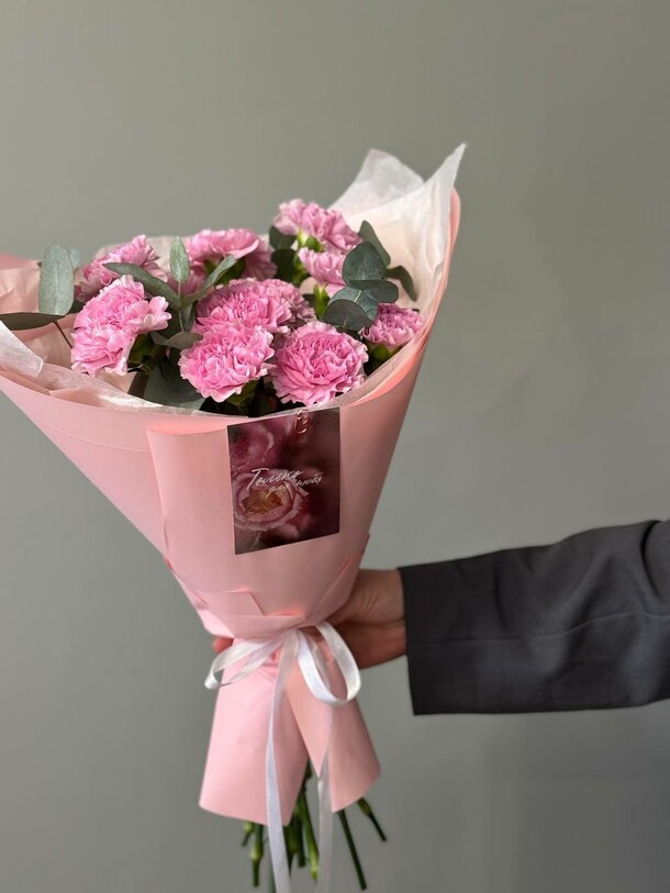 Букет из 11 диантусов с эвкалиптом, артикул F1383060 - 4650 рублей, доставка по городу. Flawery - доставка цветов