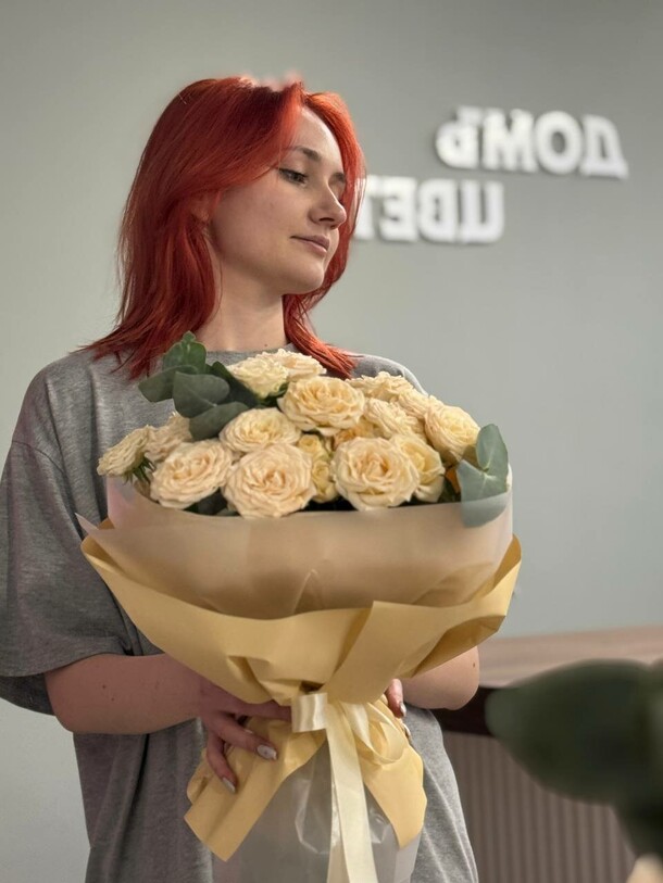 Букет кустовых роз с эвкалиптом, артикул F1384309 - 6900 рублей, доставка по городу. Flawery - доставка цветов