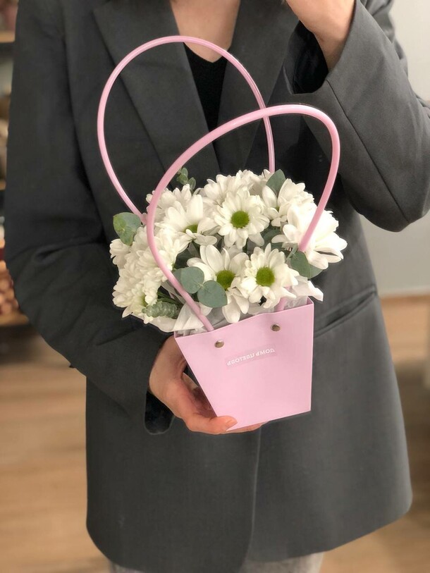 Сумочка с хризантемой, артикул F1395470 - 3150 рублей, доставка по городу. Flawery - доставка цветов