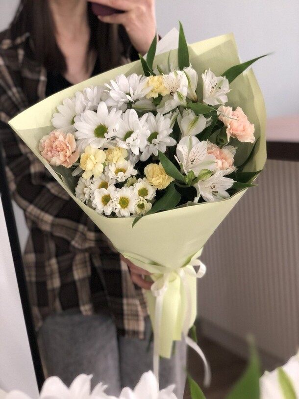 Букет с хризантемой и диантусами, артикул F1412203 - 3350 рублей, доставка по городу. Flawery - доставка цветов