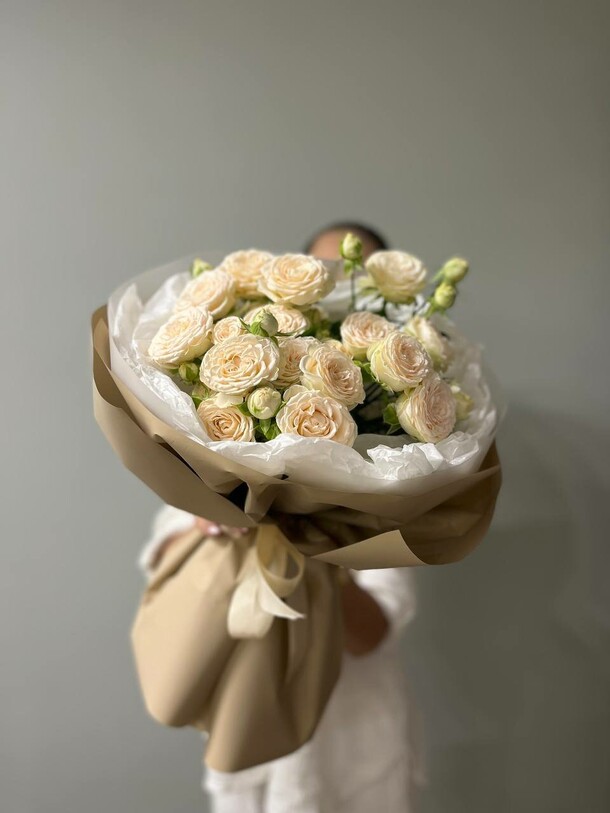 Букет с кустовыми розами софи, артикул F1425237 - 6250 рублей, доставка по городу. Flawery - доставка цветов