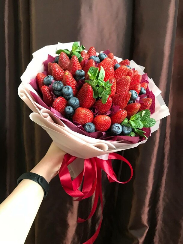 Букет из клубники, артикул F1367763 - 4900 рублей, доставка по городу. Flawery - доставка цветов