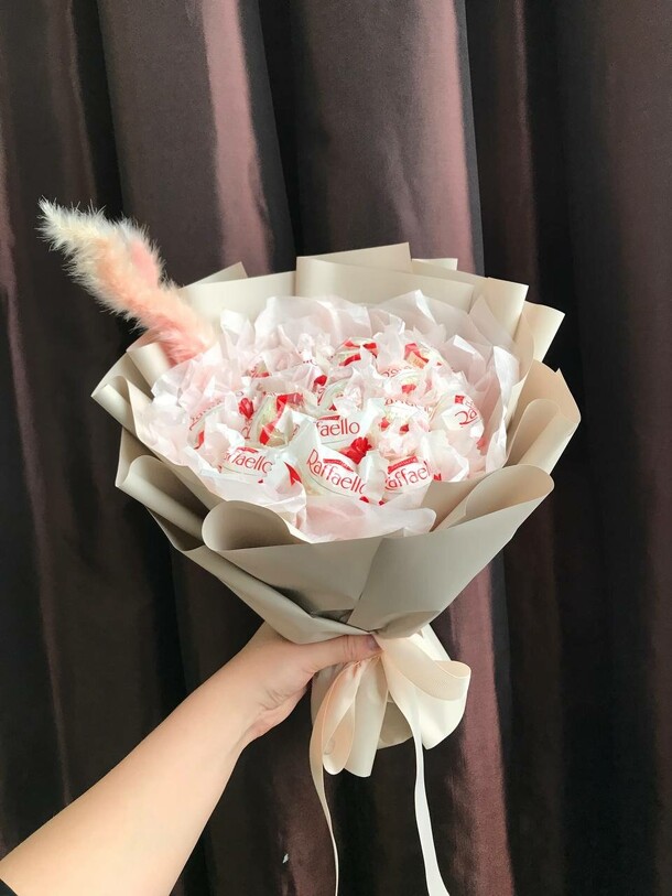 Букет из конфет "raffaello", артикул F1394191 - 1890 рублей, доставка по городу. Flawery - доставка цветов