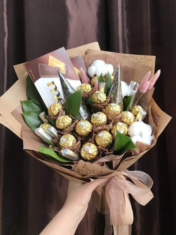 Букет из конфет (без проколов), артикул F1394502 - 3990 рублей, доставка по городу. Flawery - доставка цветов