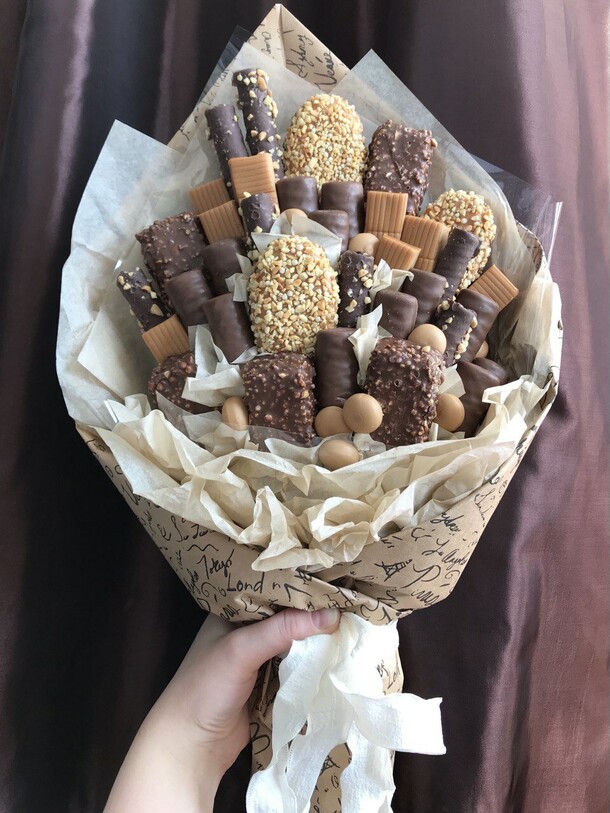 Букет из конфет "шоколад", артикул F1394503 - 2190 рублей, доставка по городу. Flawery - доставка цветов