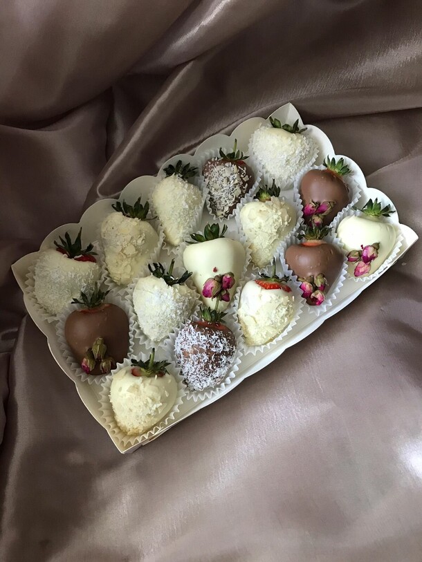 Подарочный набор клубники в шоколаде, артикул F1428613 - 5300 рублей, доставка по городу. Flawery - доставка цветов