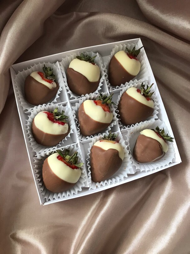 Набор клубники в шоколаде "киндер", артикул F1434573 - 2300 рублей, доставка по городу. Flawery - доставка цветов