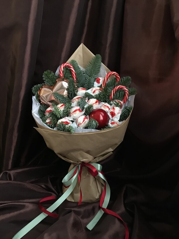 Новогодний букет, артикул F1502233 - 3200 рублей, доставка по городу. Flawery - доставка цветов