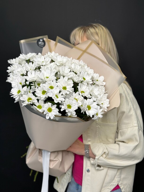 Букет из хризантем ромашек, артикул F1291791 - 6083 рублей, доставка по городу. Flawery - доставка цветов