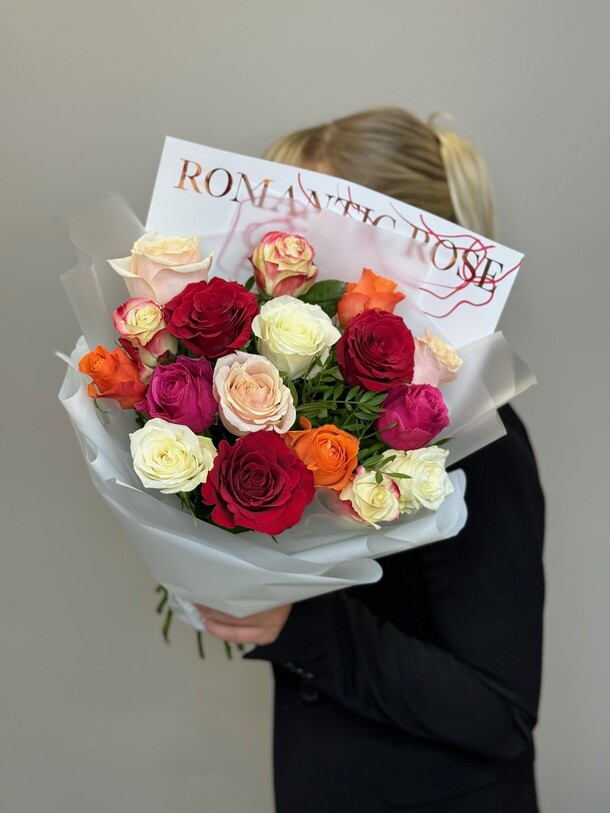 Букет из 17 разноцветных роз, артикул F1291900 - 4466 рублей, доставка по городу. Flawery - доставка цветов
