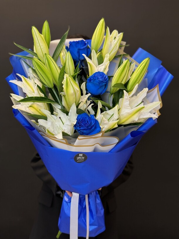 Лилии и синие розы, артикул F1291931 - 6350 рублей, доставка по городу. Flawery - доставка цветов