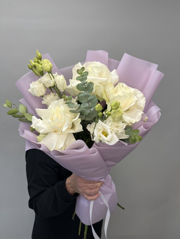 Французские розы с эустомой, артикул F1305500 - 4575 рублей, доставка по городу. Flawery - доставка цветов