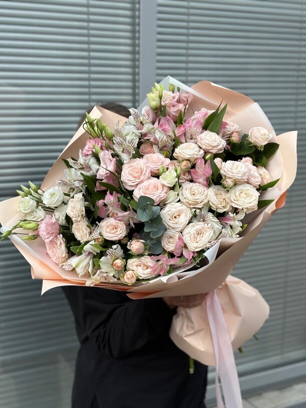 Сборный букет с эустомой, артикул F1325631 - 12975 рублей, доставка по городу. Flawery - доставка цветов