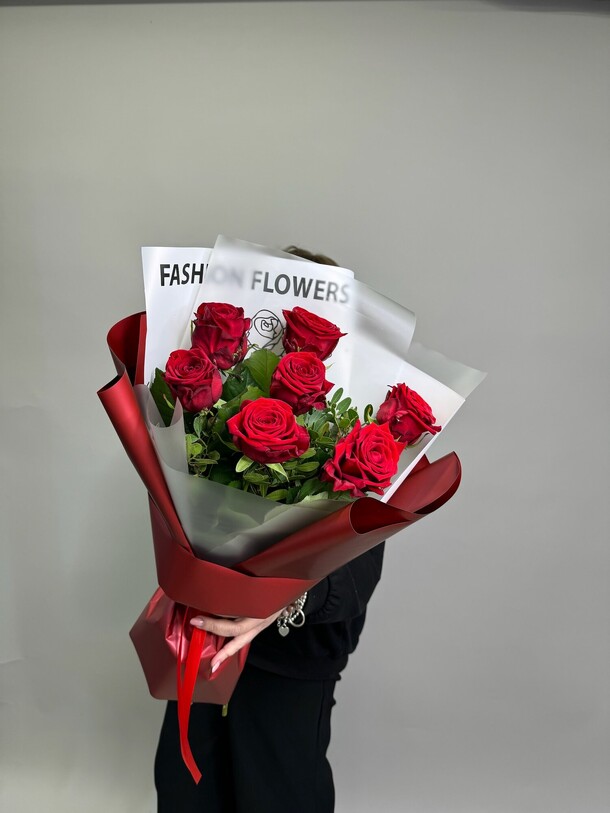 7 красных роз в стильной упаковке, артикул F1348919 - 3790 рублей, доставка по городу. Flawery - доставка цветов