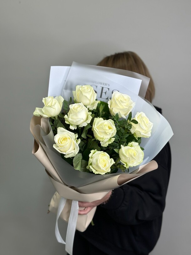 9 белых роз, артикул F1348923 - 4550 рублей, доставка по городу. Flawery - доставка цветов