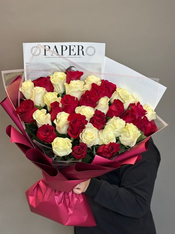 Объемный букет из 35 роз, артикул F1356971 - 20182 рублей, доставка по городу. Flawery - доставка цветов