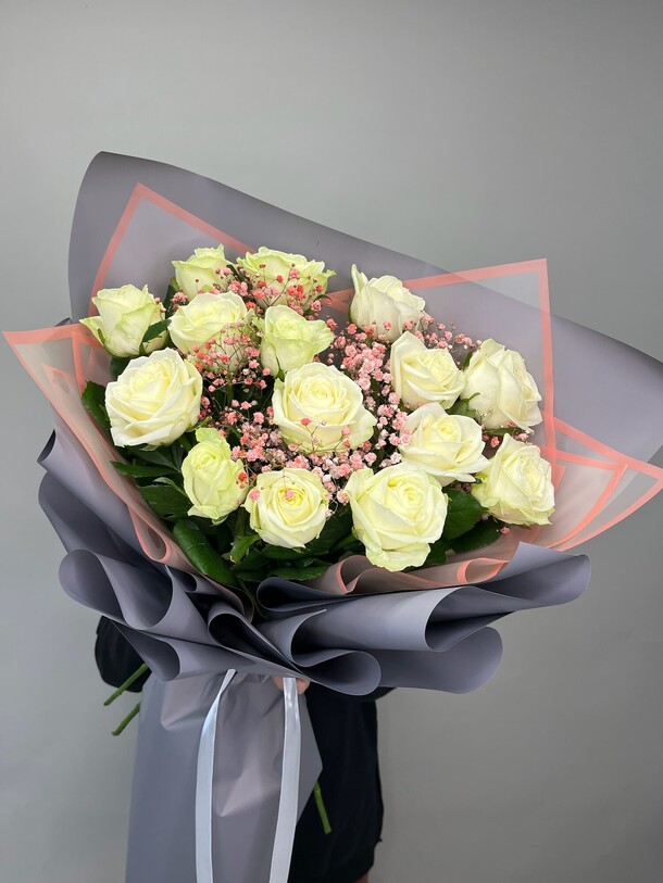 Букет из белых роз, артикул F1356983 - 10705 рублей, доставка по городу. Flawery - доставка цветов