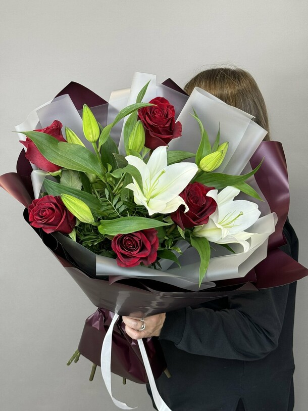 Букет из роз и лилий, артикул F1356984 - 4875 рублей, доставка по городу. Flawery - доставка цветов