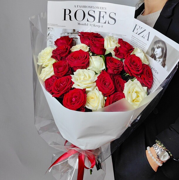 25 красно белых роз, артикул F1356985 - 10751 рублей, доставка по городу. Flawery - доставка цветов