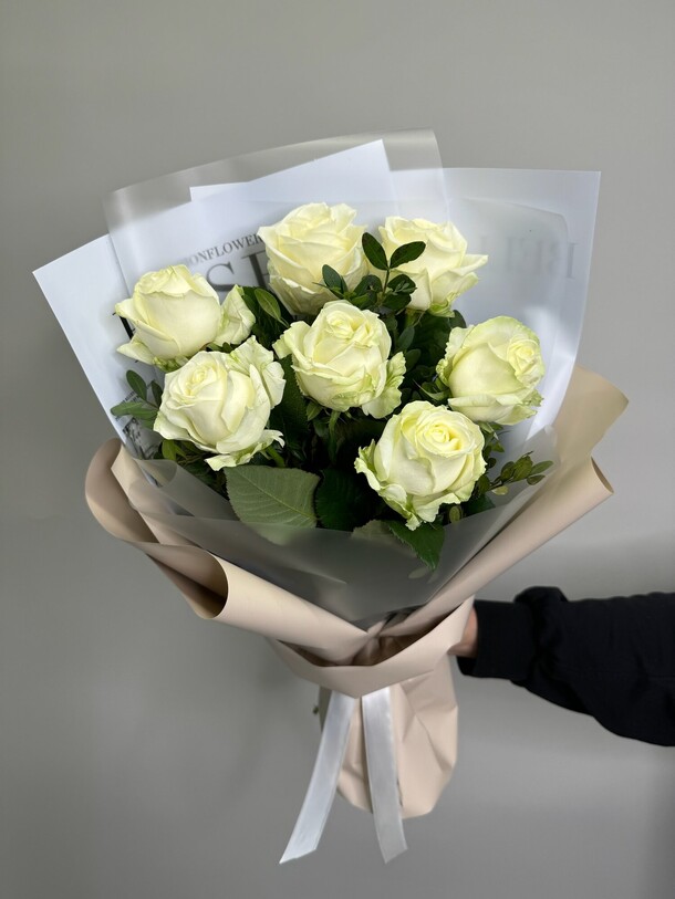 7 белых роз в стильной упаковке, артикул F1356997 - 3750 рублей, доставка по городу. Flawery - доставка цветов