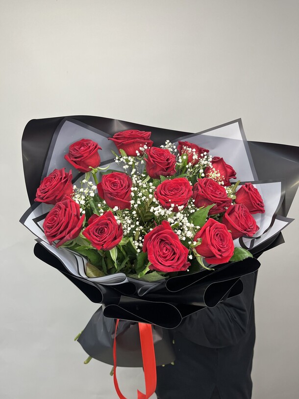 Букет из роз с гипсофилой, артикул F1357004 - 10227 рублей, доставка по городу. Flawery - доставка цветов