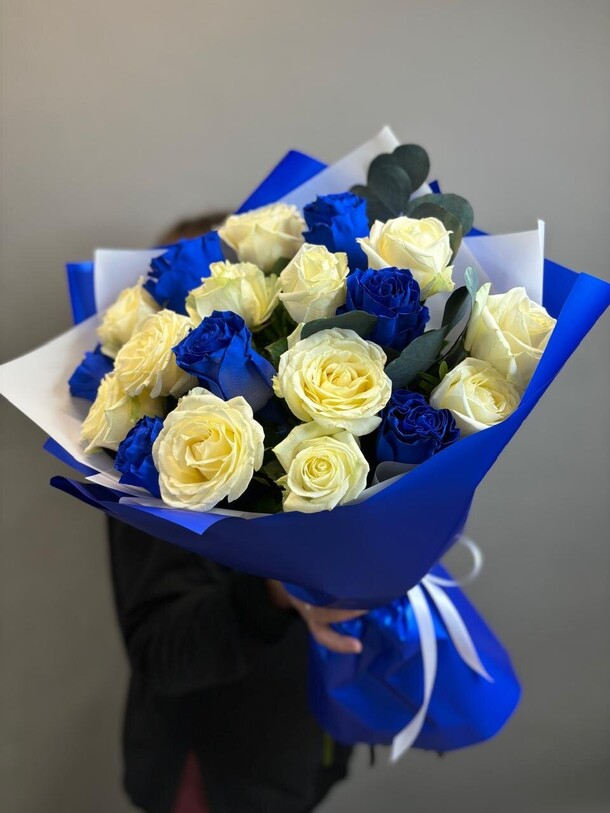 Букет из белых и синих роз, артикул F1357052 - 15125 рублей, доставка по городу. Flawery - доставка цветов