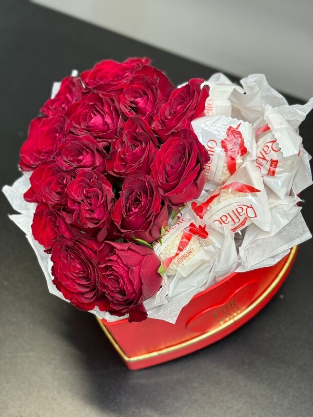 Бокс из роз с рафаэлло, артикул F1368724 - 6136 рублей, доставка по городу. Flawery - доставка цветов