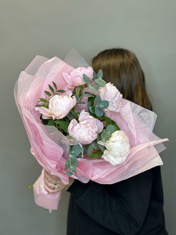 Букет из 5 ароматных пионов, артикул F1368741 - 8091 рублей, доставка по городу. Flawery - доставка цветов