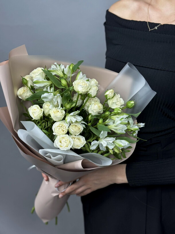 Букет из кустовых роз и альстромерии, артикул F1444500 - 4615 рублей, доставка по городу. Flawery - доставка цветов