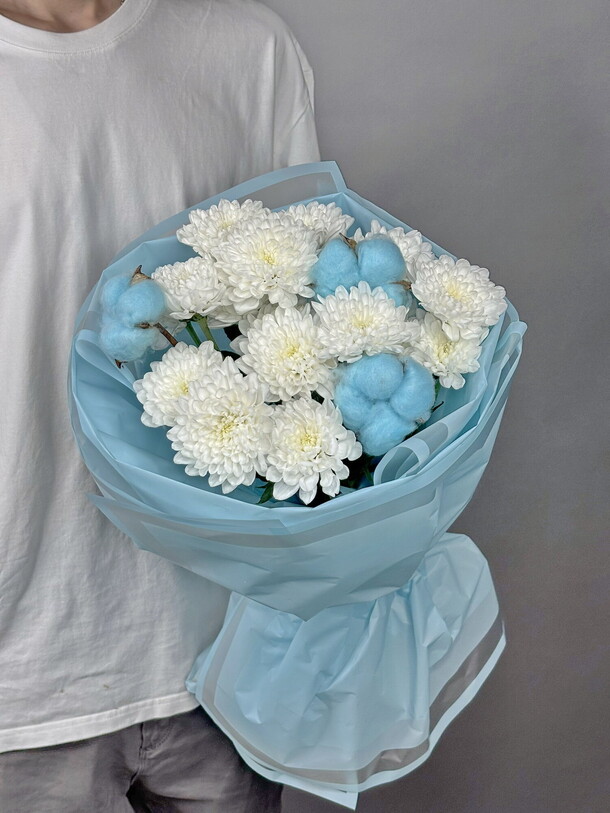 Букет из хризантем и хлопка, артикул F1444530 - 2990 рублей, доставка по городу. Flawery - доставка цветов