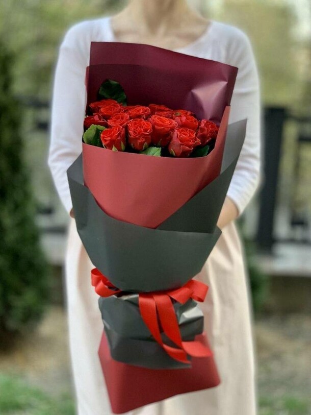 Букет 15 красных роз, артикул F1289018 - 2490 рублей, доставка по городу. Flawery - доставка цветов