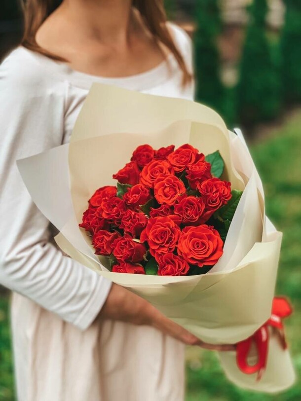 Букет 15 красных роз, артикул F1289024 - 2490 рублей, доставка по городу. Flawery - доставка цветов