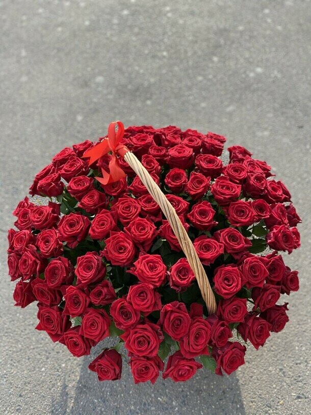 Букет 101 роза красная в корзине, артикул F1289993 - 15000 рублей, доставка по городу. Flawery - доставка цветов