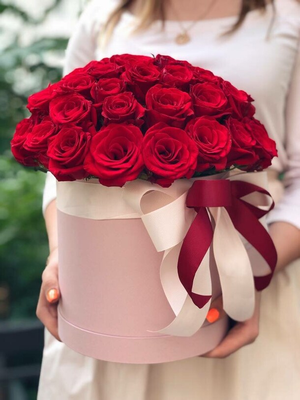 Букет 51 роза в коробе, артикул F1289995 - 6001 рублей, доставка по городу. Flawery - доставка цветов