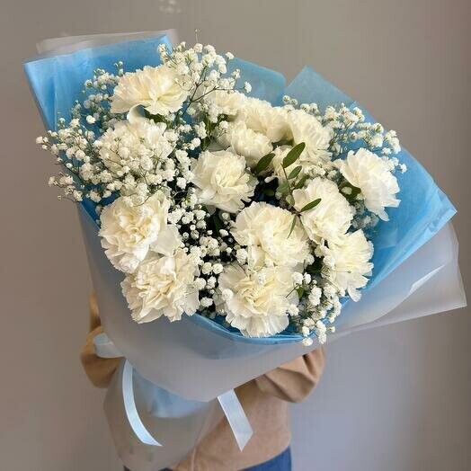 Букет из белых стойких сортовых диантусов и белых гипсофил в упаковке, артикул F1290001 - 3200 рублей, доставка по городу. Flawery - доставка цветов